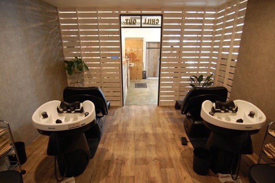 【豊津】≪月給20万円スタート／月8日休み／20時ごろには退勤可能≫少人数制のプライベートサロンなのでお客様とも深く関われます！トレンドのデザインカラーなども人気で色んな技術が身に付き、売れるスタイリストを目指せます！「velvet（ベルベット）」アシスタント（美容師）の求人☆★