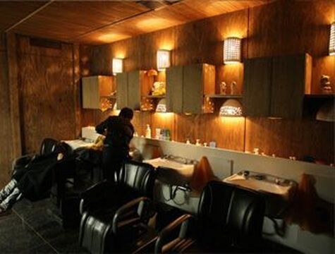 【五位堂】≪月8日休み≫≪19時営業終了≫≪早期デビュー可能≫≪住宅手当あり≫地域密着により幅広い年代のお客様が毎日多くご来店される人気ヘアサロン！安心して長く働けるサロンです！「FLAG 五位堂本店（フラッグゴイドウホンテン）」からアシスタント（美容師）の求人☆★