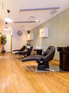 【堺東】≪月給22万円スタート！≫≪完全週休2日制≫≪住宅手当あり≫≪社会保険完備≫新店舗出店の為、スタッフ募集中！プライベートも充実しながら美容師として成長していきたい方にオススメ！完全個室あり！お客様との距離が近い少人数制のアットホームサロン「Greed（グリード）」からアシスタント（美容師）の求人☆★