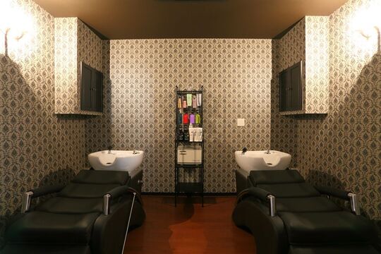 【東岸和田】スタッフさん想いのオーナーさんのもとで気持ちよく働きたいという方にピッタリのサロン「Nuugy」からスタイリスト（美容師）の求人♪住宅街の中にあるアンティーク調のオシャレな空間です☆☆