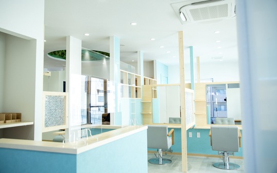 【横浜】≪社会保険完備≫≪月9日休み≫≪夏季冬季休暇あり≫≪土日休み相談可能≫≪バックシャンプー≫最低保障付きの完全歩合制で頑張れば頑張った分還元されるサロンです。「SerA by U-REALM（セラバイユーレルム）」からスタイリスト（美容師）の求人★☆