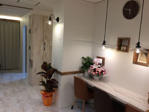 【桃谷】≪オートシャンプー台導入サロン≫≪完全週休2日制≫≪賞与3回あり≫≪社会保険完備≫≪平均退社20時≫カラーシャンプーが自動シャンプーなので、手荒れの心配がありません！最短2年でデビュー可能！「It’s Hair AVa 桃谷店（イッツヘアーアバモモダニテン）」からアシスタント（美容師）の求人☆★☆