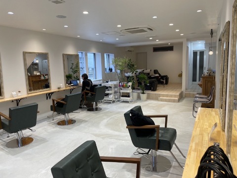 【大和駅】≪完全週休2日制≫≪土日休みOK≫≪高単価サロン≫≪18時閉店≫髪質改善や縮毛矯正などの髪を美しくする施術に定評があるサロン！おしゃれで清潔感あふれる店内で、働きやすい環境が整っています！「AQUA（アクア）」からスタイリスト（美容師）の求人☆☆