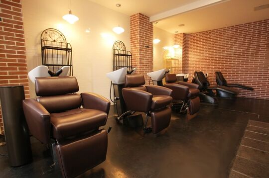 【金剛】≪完全週休2日制≫≪社会保険完備≫抜群のホスピタリティ！外部講習、勉強会など他サロンさんとの交流も多いので、技術だけじゃなく人間的にも成長できます！「mondo Emerald（モンドエメラルド）」からアシスタント（美容師）の求人★☆