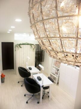 【京橋】《経験半年より応募OK》認定講師のオーナーが運営するアート力の高い実力派サロン♪♪ お客様と楽しくおしゃべりするアットホームな雰囲気で働きたい方、募集中です☆もちろん経験者の方も大歓迎 アート力を付けたい方にもオススメです♪パート・アルバイト／ネイリスト(ネイルサロン)の求人