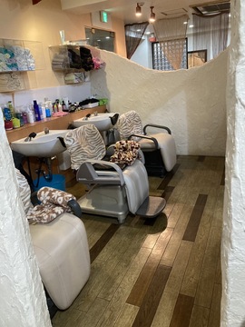 【池田駅】≪完全週休2日制≫≪遅くとも19時頃に退勤可能≫リーズナブルな価格だけど丁寧な接客で地域の方に大人気！頑張り次第で30万円以上稼げるスタイリストを目指せます！スタッフ定着率が長くずっと活躍してもらえる環境がオススメ「Lucina（ルキナ）」からアシスタント（美容師）の求人☆★