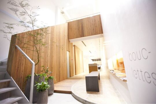 【心斎橋】≪20時台に退勤可能≫≪完全週休2日制≫≪スパ指名の歩合還元あり≫≪丁寧なカットカリキュラム≫平日中心のマンツーマンレッスンで、メリハリをつけて確実に技術UPできる！！モデルを使用したロケ撮影、自社商材のシャンプーやトリートメント！おしゃれなサロンワークに憧れる方必見！！「Bouclettes（ブクレット）」からアシスタント（美容師）の求人☆★☆