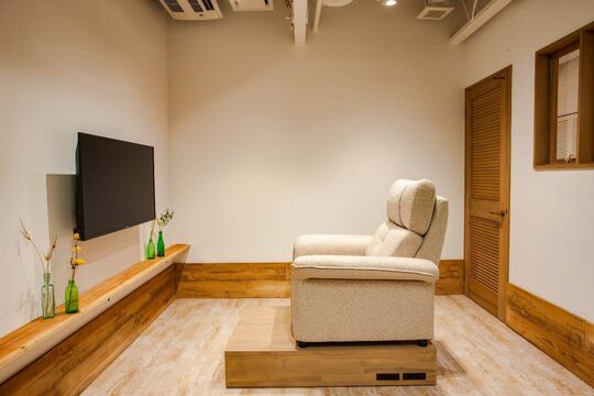 【烏丸】≪指名50〜60％／フリー40〜50%≫流行りの商材も豊富なので単価アップもしやすい！店内もこだわりの空間でおしゃれ！稼ぎながらプライベートも充実◎「elto 四条烏丸 eyelash&nail（エルトシジョウカラスマアイラッシュアンドネイル）」からネイリスト（ネイル）の求人★☆★