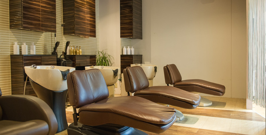 【矢場町】◆有給休暇あり・社会保険完備・住宅手当あり◆10000円以上の単価でしっかりお客様と関われます！幅広い年齢層のお客様に愛されており、多種多様な薬剤のラインナップも魅力の「ETOWA（エトワ）」からスタイリスト（美容師）の求人☆★