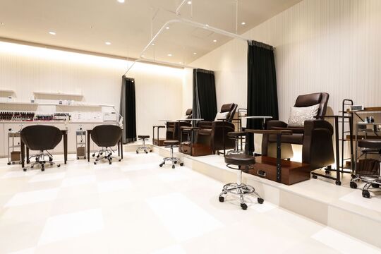 【三越前】◆完全週休2日制・産休育休制度あり・着付けも学べる・社会保険完備◆美容師と理容師を同時募集！高単価でしっかりお客様と関われます！広々としたオシャレな店内も魅力！「TOTAL BEAUTY SALON Silk house 三越日本橋本店（トータルビューティーサロンシルクハウスミツコシニホンバシホンテン）」からスタイリスト（美容師・理容師）の求人☆★