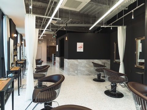 【東梅田】≪デビュー初月70万円以上の月給実績＆22歳デビュー初月270万円売り上げ実績あり！≫≪平均17000円以上の高単価≫≪早番であれば19時台に退勤可能≫スタッフ同士の仲が良く風通しの良い環境で和気あいあいと働けます。縮毛矯正、デザインカラー、エクステとオールマイティーに技術があります「SIGMA（シグマ）」からスタイリスト（美容師）の求人★☆