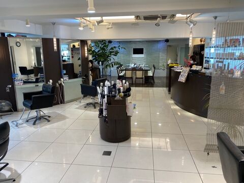 【近鉄八尾駅】≪カラー塗布が出来る方は月給22万円～≫≪月9日休み＆社会保険完備≫髪のことを考え、シャンプ−やトリートメントは自社オリジナル製品！！ケミカル知識や正確なカット技術が学べる環境で、長く活躍していきましょう！「OZZU 八尾店（オッズヤオテン）」からアシスタント（美容師）の求人★☆