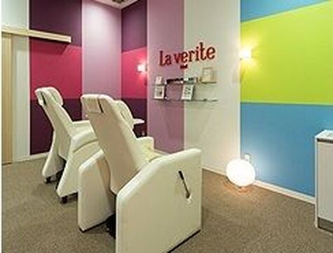 【獨協大学前】◇◆日曜休みあり・月8日休み・産休育休制度あり・社会保険完備◆◇月給25.5万円スタートと抜群の好待遇が人気！サロンワーク以外にもいろんな活動があるので、美容師としての仕事を全力で楽しめる環境♪「Hair＆Make TRUTH 獨協大学前店（ヘアアンドメイクトゥルースドッキョウダイガクマエテン）」からスタイリスト（美容師）の求人★☆