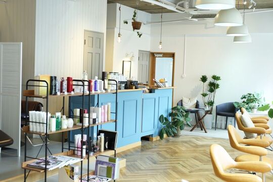 【玉造】≪社会保険完備≫≪月8日休み≫≪スタイリスト月給23万円スタート≫やりがいを持って楽しく働ける優しいサロン！若手スタイリストが活躍できる環境です。集客があるのでチャンス多数！有名店でカット講師・アカデミー講師の経験のあるオーナーさんが直接指導！高いコミュニケーションと技術が学べます!!「Lycka till（リッカテイル）」からスタイリスト（美容師）の求人☆☆