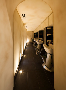 【元町】≪マンツーマンで入客可能≫≪入客チャンスあり≫≪社会保険完備≫≪月8日休み≫≪夏期休暇9連休あり≫一緒に集客をしていき、一人一人の個性を伸ばしていけるサロン「Evelyn&paige by CARRERA（エヴリンアンドペイジバイカレラ）」からスタイリスト（美容師）の求人★☆★