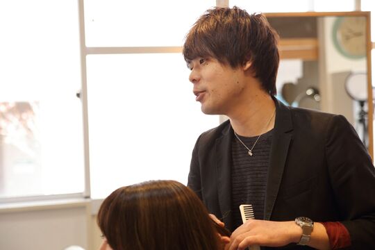 【豊中】≪カラー出来たら月給18万円スタート≫≪選べる完全週休制!!≫≪整容国保OK≫地域の方から愛されるアットホームサロン!!理容美容を併設しているため色んなお客様とかかわって行ける環境!!土日レッスン無しでプライベートも充実!!“JOY BOX（ジョイボックス）”からアシスタント（美容師）の求人★☆