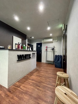 【堺東】≪月給22万円スタート≫≪月8日休み≫≪スタイリストデビュー最短1年≫豊富な薬剤を揃える人気ヘアサロン！！ハイライトやグラデーションなどのデザインカラーが大人気です！「_WHITE 堺東店（アンダーバーホワイトサカイヒガシテン）」からアシスタント（美容師）の求人☆★