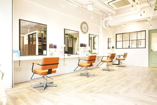 【西田辺】≪定着率91％≫≪社会保険完備の日祝定休≫≪企業型iDeCoへ加入できる！≫時短社員での勤務も可能！有休取得推奨＆平均退社18:30でプライベートも充実！安定の集客力で入客チャンスもバッチリ！産育休取得も可能。女性が永く美容師として活躍していけるサロン「emt（エント）」からスタイリスト（美容師）の求人☆☆