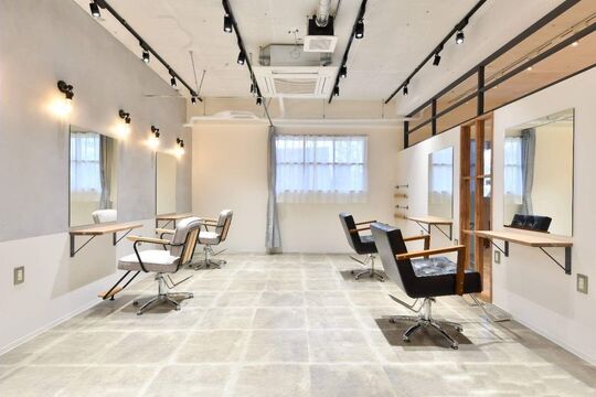 【鞍馬口】≪平均退社時間18:30≫≪月8日休み≫≪社会保険完備≫≪パートさんも歓迎≫集客がかなりあるため入客チャンス多数！！こだわりのあるスタイルでお客様からも大人気のサロン！「JILI.TA（ジリッタ）」からスタイリスト（美容師）の求人☆★☆