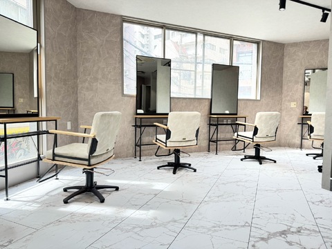 【元町】≪マンツーマン施術≫≪平均単価1万円以上≫≪取り扱い商材豊富≫≪基本給30万円プランあり≫ワンカラー・パーマ2時間枠／ダブルカラー3時間枠と時間に縛られず施術ができる！仕事もプライベートも楽しみながら成長できる環境です！「comoda（コモダ）」からスタイリスト（美容師）の求人☆★