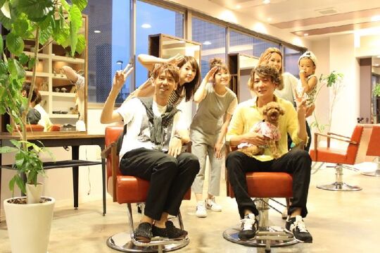 【阪神尼崎】≪完全週休二日制≫≪早い人でデビューまで2年以内≫平均退社19:30でプライベートも充実♪毎年10月に慰安旅行でハワイや沖縄にリフレッシュしに行きます！尼崎で大人気！ワンちゃんのいる癒し系サロン“hair Lyle(ヘアーライル)”からアシスタントの求人☆★☆