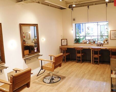 【天神橋筋六丁目】≪社会保険完備≫努力次第で1年半でのデビューが可能。人気ランキングサイトの口コミナンバーワン！技術力を身につけたい方には必見！希望者はアイラッシュの技術も習得可能。「luft（ルフト）」からアシスタント（美容師）の求人★☆