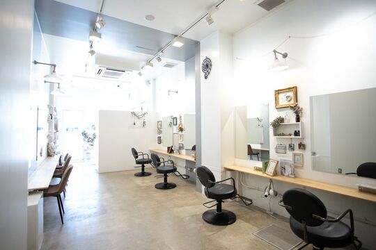 【西大橋】≪未経験・通信生・新卒生OK≫≪早帰り制度あり≫≪月8日休み&有給休暇あり≫≪社会保険加入制度あり≫≪最短2年デビューも可能≫可愛いインテリアでまとまったカジュアルヘアサロン！スタッフの自主性を大切にしながら、スタイリストを目指していきます！「gosso horie（ゴッソホリエ）」からアシスタント（美容師）の求人☆★☆