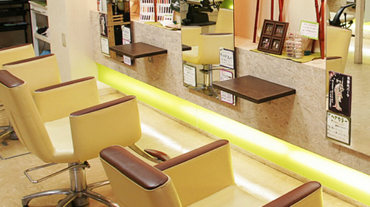 【阪急三国】お客様との交流やイベントもアリ♪スタッフさん同士仲良しなので、サロンワークを楽しみながら更に成長出来る環境です★地域密着型のアットホームサロン“screw（スクリュー）”からスタイリスト（美容師）の求人☆★