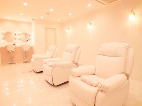 【博多駅】≪完全週休二日制・実働8時間・社会保険完備・朝礼やミーティングなし・売上ノルマなし≫経験を活かして働きたい方にオススメ！アイラッシュ・ネイルのメニューを提供するトータルビューティーサロン「nail&eyelash Wowvi（ネイルアンドアイラッシュワウビー）」からアイリスト（まつげエクステ・まつげパーマ・アイブロウ）の求人☆☆