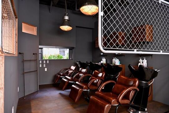 【なんば】≪平均月給56万円≫≪3交代のシフト制≫≪社会保険完備≫≪シェアサロン利用可能≫リバーサイド沿いでロケーション抜群なヘアサロン！！お洒落なサロン空間で活躍出来る環境です！「clomus（クロムス）」からスタイリスト（美容師）の求人★☆