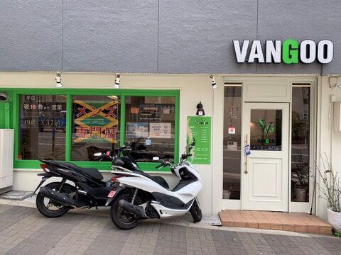 【西長堀】≪頑張り次第で最短1年でのデビュー可能≫≪営業中レッスンOK≫≪海外旅行あり≫≪社会保険完備≫20代のお客様に人気のメンズサロン！基本的に朝に時間を決めてレッスンを行うので、無駄な時間がありません！早期デビューを目指したい方にもおススメ！「VANGOO（バングー）」からアシスタント（美容師・理容師）の求人★★