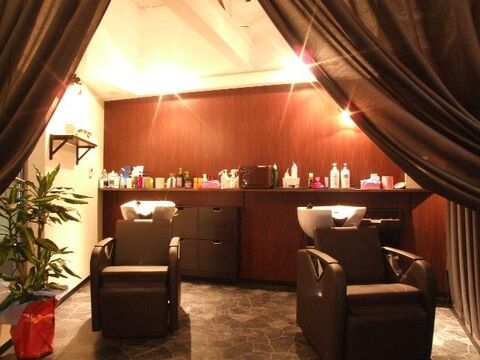 【天神橋】≪月給20万円≫≪月8日休み≫≪社会保険完備≫ヨーロッパの美術館のような、大人の落ち着いたヘアサロン★オーガニック系シャンプーなど、髪に優しい施術を行っています！最短2年でデビューが可能！将来的にお客様に支持されるスタイリストを目指します♪Nouvelle Vague(ヌーベルヴァーグ)からアシスタント（美容師）の求人☆★☆