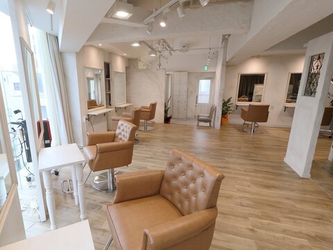 【武庫之荘】≪賞与あり≫≪社会保険完備≫≪完全週休2日≫≪産休育休実績あり≫≪パートさんも歓迎≫アットホームで福利厚生も充実しているので働きやすい！仕事とプライベートとでメリハリをつけて働くことが出来る！ナチュラルテイストのオシャレサロン「makana（マカナ）」からスタイリスト（美容師）の求人☆★☆