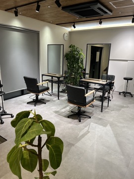 【栗東】≪幹部候補募集◎≫≪完全週休2日制≫≪土日休みOK≫≪社会保険完備≫デザインカラー比率が高いサロン！商材や薬剤も豊富で客単価も上げやすい環境！9時～21時までの中であなたの希望する時間から8時間勤務が出来るサロン！堅苦しいルールもないためのびのび働いていけますよ！「vivi_（ビビ）」からスタイリスト（美容師）の求人☆★