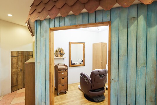 【さがみ野】◆個室で1名ずつ丁寧なお客様対応！大人のヘアサロン◆日曜定休・完全週休3日制度あり・土日祝お休みOK◆18時台で退勤！最上級の雇用制度で、女性が無理なく働けるマンツーマン施術＆高単価！こんなサロンで働きたい、が実現されているサロンです！「ami e（アミエ）」からスタイリスト（理容師）の求人☆★☆