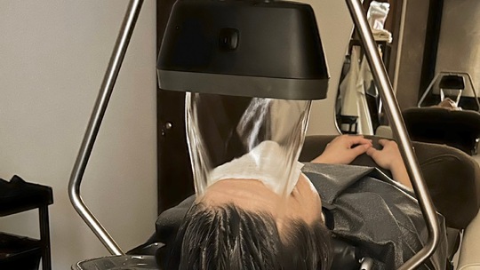 【新宮中央】≪駅から徒歩1分・月給22万円スタート・完全週休2日制・日曜日のお休みあり・産休育休実績あり・残業なし・完全個室空間あり・ウィッグ代補助あり≫平均退勤時間は18:00～19:00！お仕事、プライベーの両方が充実可能！！姉妹店がトータルビューティーなのでアイラッシュ、着付けも学べる環境のヘアサロン「live hair（リブ ヘアー）」からアシスタント（美容師）の求人☆★☆