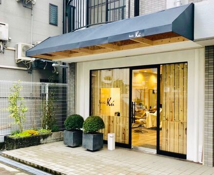 【長原】≪完全週休2日制≫≪日、月休み≫≪社会保険完備≫≪18時に退勤可能≫≪交通費全額支給≫丁寧なカウンセリングと高い技術がウリのサロン。待遇面がしっかりしているので安心して長く働ける環境です！「hair’s Ku（ヘアーズクー）」からスタイリスト（美容師）の求人☆★☆