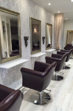 【西宮北口】≪社会保険完備◎≫≪営業中レッスンOKで営業終わりのレッスンは自由！≫≪デビューが早い！≫約2年ぐらいでデビュー出来る地域言密着型のオシャレサロン「fresca（フレスカ）」からアシスタント（美容師）の求人☆☆