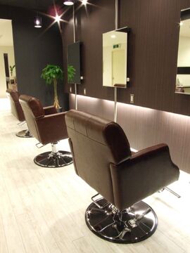 【烏丸御池】≪最短1年半デビュー可≫≪営業中レッスンOK≫≪メンズサロン≫メンズに特化したスタイルを提供するメンズサロン！トップクラスの技術を学びたい方におすすめ！「逡巡ノ夢（シュンジュンノユメ）」からアシスタント（美容師）の求人☆★☆