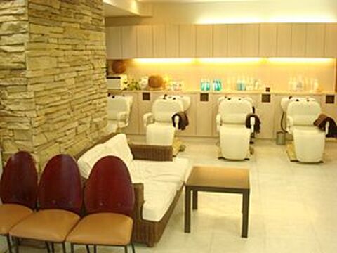 【津久野】店長さんやマネージャーさんはじめ、スタッフさんみんなが家族の様に仲の良いアットホームサロン「Avenir age」からスタイリスト（美容師）の求人！とても楽しく働ける職場環境ですよ☆☆