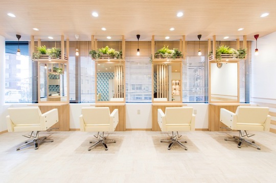 【江古田】◆社会保険完備・完全週休2日制・19時で営業終了・ママさん美容師も歓迎◆営業時間内レッスン中心！新卒入社で2年以内のデビューが可能です。大手サロン出身オーナーのマンツーマンレッスンも魅力！大型店と個人店両方の良さが詰まった「aeru（アエル）」からアシスタント（美容師）の求人☆★☆