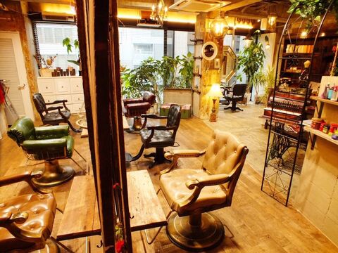 【心斎橋】≪営業中レッスンOK≫≪土日祝休み相談可能≫≪有給休暇あり≫ダブルカラーやデザインカラーに特化しており、より専門的にカラーデザインの知識や技術を習得可能！アンティークなインテリアで統一されていて、とてもオシャレなサロンです「attic hair design & relaxation（アティックヘアデザインアンドリラクゼーションン）」からアシスタント（美容師）の求人★☆