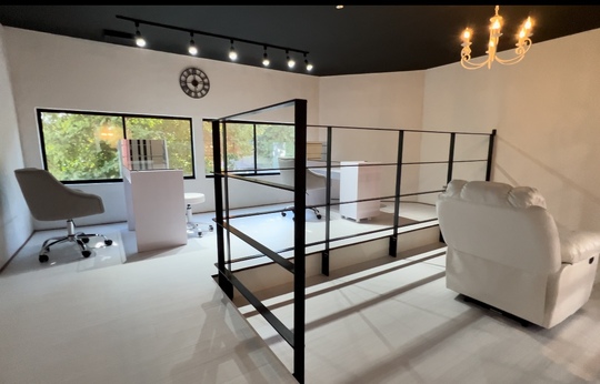 【山口駅】山口トップレベルに可愛い内装の店で、将来役立つブリーチワーク≪派手髪≫≪ハイトーンカラー≫やトータルビューティーの技術が学べる！≪完全週休2日≫≪社会保険完備≫≪実働8時間≫≪営業中レッスン≫「SHALLTIA（シャルティア）」からアシスタント（美容師）の募集☆★