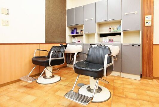 【南海忠岡駅前】 月給18万円以上  社会保険完備  有給休暇&だんじり休みあり  早期デビュー可能  月8日休み選択可能 駅前すぐのヘアサロン！！幅広いお客様が来店される地域密着サロンです！Hair’s CARE #（ヘアーズケアシャープ）からアシスタント（美容師）の求人★☆