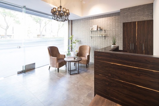 【三ノ宮】≪月給27万円保障≫≪社会保険完備≫≪有給休暇あり≫完全週休2日制のシフト制で日曜休みもOK！平均退社時間が19時でプライベートも充実！単価1万円以上、完全個室でお客様としっかり関われます！「cherie cheri（シェリーシェリ）」からスタイリスト（美容師）の求人☆☆