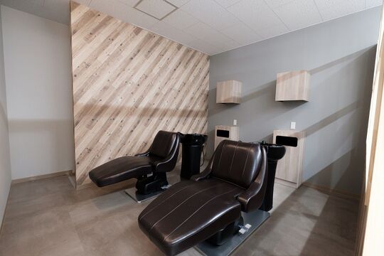 【南福岡駅】≪ママさん美容師、時短社員大歓迎！土日の固定休みも可能。正社員は最低保障給26万円！髪質改善未経験スタッフも多数活躍中！アシスタント不在で、1人ひとりのお客様としっかり向き合うヘアサロン「Bud 南福岡店（バドミナミフクオカテン）」からスタイリスト（美容師）の求人☆☆