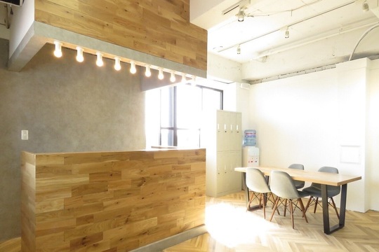 【浦安】◆2年以内のデビュー・有給休暇あり・月8日休み・社会保険完備◆幅広い薬剤のラインナップで20〜30代のお客様を中心に支持されています。入客チャンスが多いので成長も早い！「Roots 浦安店（ルーツウラヤステン）」からアシスタント（美容師）の求人☆★