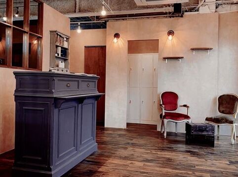 【近鉄八尾駅】≪在籍スタッフの報酬は40万円前後≫≪正社員は月給28～30万円≫≪最低保障給あり≫≪入客に心配のない集客力≫土日休みや連休も取得しやすい環境！業務委託が初めての方でも安心して働ける！最新の薬剤を取り扱い豊富なメニューで単価アップもしやすい★Ameri sisii. 近鉄八尾店（アメリシシーキンテツヤオテン）からスタイリスト（美容師）の求人☆★