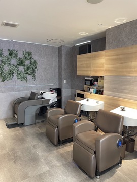 【泉ヶ丘】 ≪月給19～22万円≫≪ 月8日休み≫≪社会保険完備≫≪最短2年デビュー ≫ 有名ブランドサロンのFC店舗！充実した福利厚生と教育体制が整う環境です！「KAINO arms 泉ヶ丘店（カイノアームズイズミガオカテン）」からアシスタント（美容師）の求人★☆