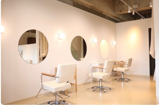 【有田】≪月休8～10日・月給24万円スタート・社会保険完備・入客チャンスあり・19時頃で退勤可能≫こだわりのインテリアとお花に囲まれたおしゃれ空間で一緒にお仕事しませんか？地域のお客様に愛されるヘアサロン「mano（マーノ）」からスタイリスト（美容師）の求人☆★